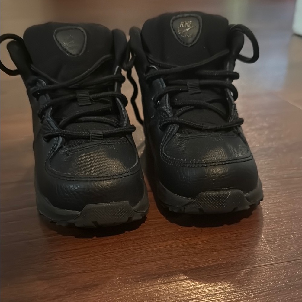 Nike Black Utility Boots with Padded Ankle Collar